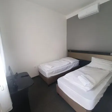 No Stress Panzió-pizzéria-sporttábor Alojamento de Acomodação e Pequeno-almoço Harkány