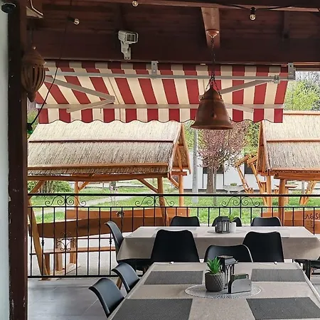 No Stress Panzió-pizzéria-sporttábor Alojamento de Acomodação e Pequeno-almoço 3*